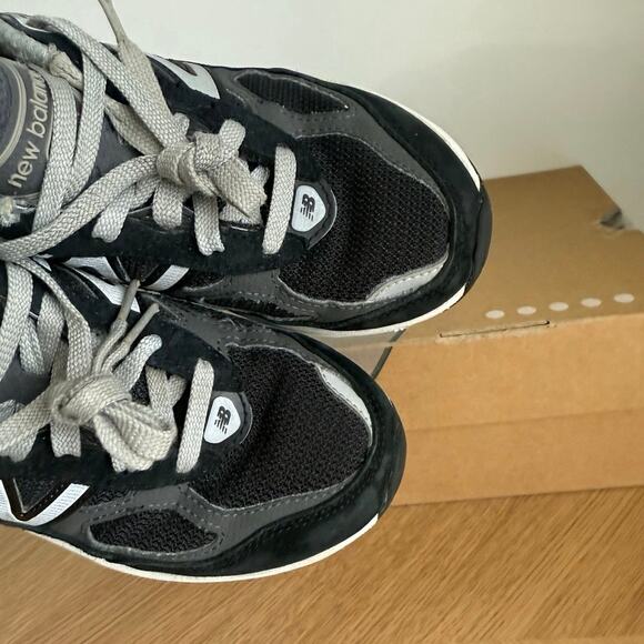 New Balance 990 V6 Grey/Black Kids Sneakers - SZ 2 Y - Picture 10 of 15